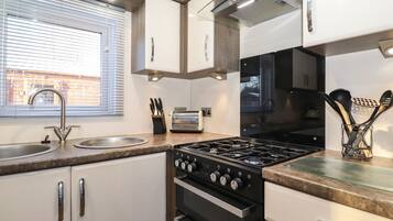 Refrigerador, lavavajillas, tetera/pava eléctrica, tostadora