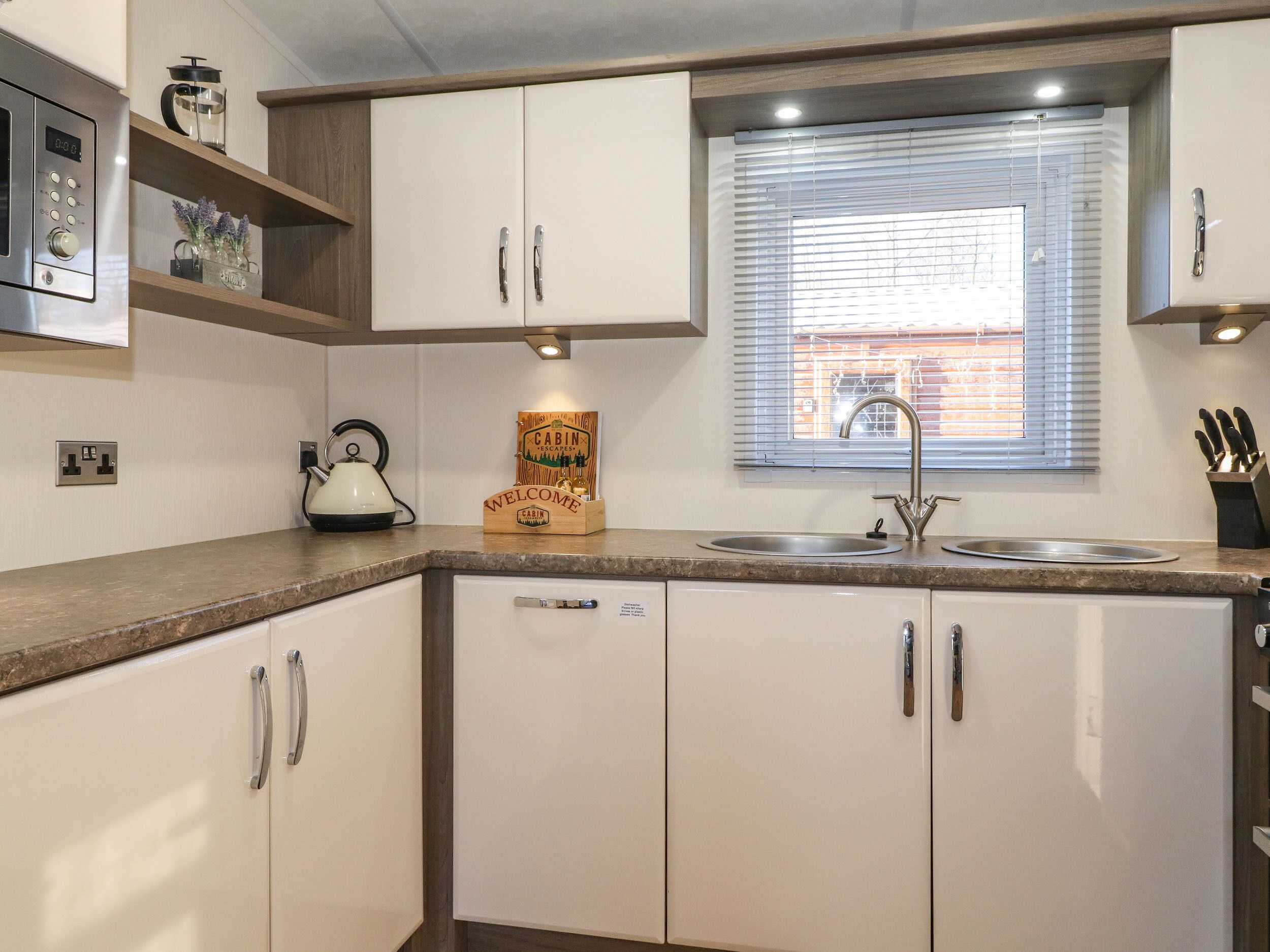 Een koelkast, een vaatwasser, een waterkoker, een broodrooster