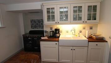 Kühlschrank, Geschirrspüler, Wasserkocher mit Kaffee-/Teezubehör