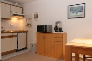Kühlschrank, Mikrowelle, Herdplatte, Wasserkocher mit Kaffee-/Teezubehör
