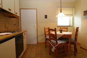 Refrigerador, parrilla de estufa, lavavajillas y cafetera y tetera 