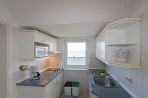 Kühlschrank, Mikrowelle, Herdplatte, Wasserkocher mit Kaffee-/Teezubehör