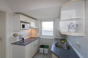 Kühlschrank, Mikrowelle, Herdplatte, Wasserkocher mit Kaffee-/Teezubehör