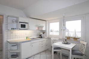 Refrigerador, microondas, parrilla de estufa y cafetera y tetera 