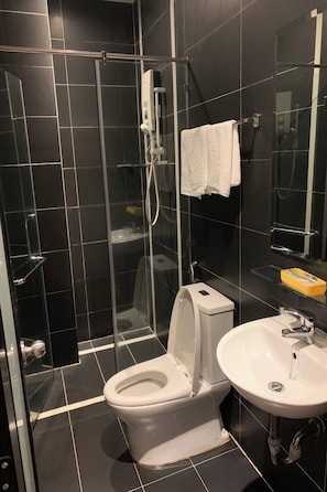 Double Room | Bathroom | Shower, free toiletries, hair dryer, towels - Gia Huyen Hotel (Ho Chi Minh City)
