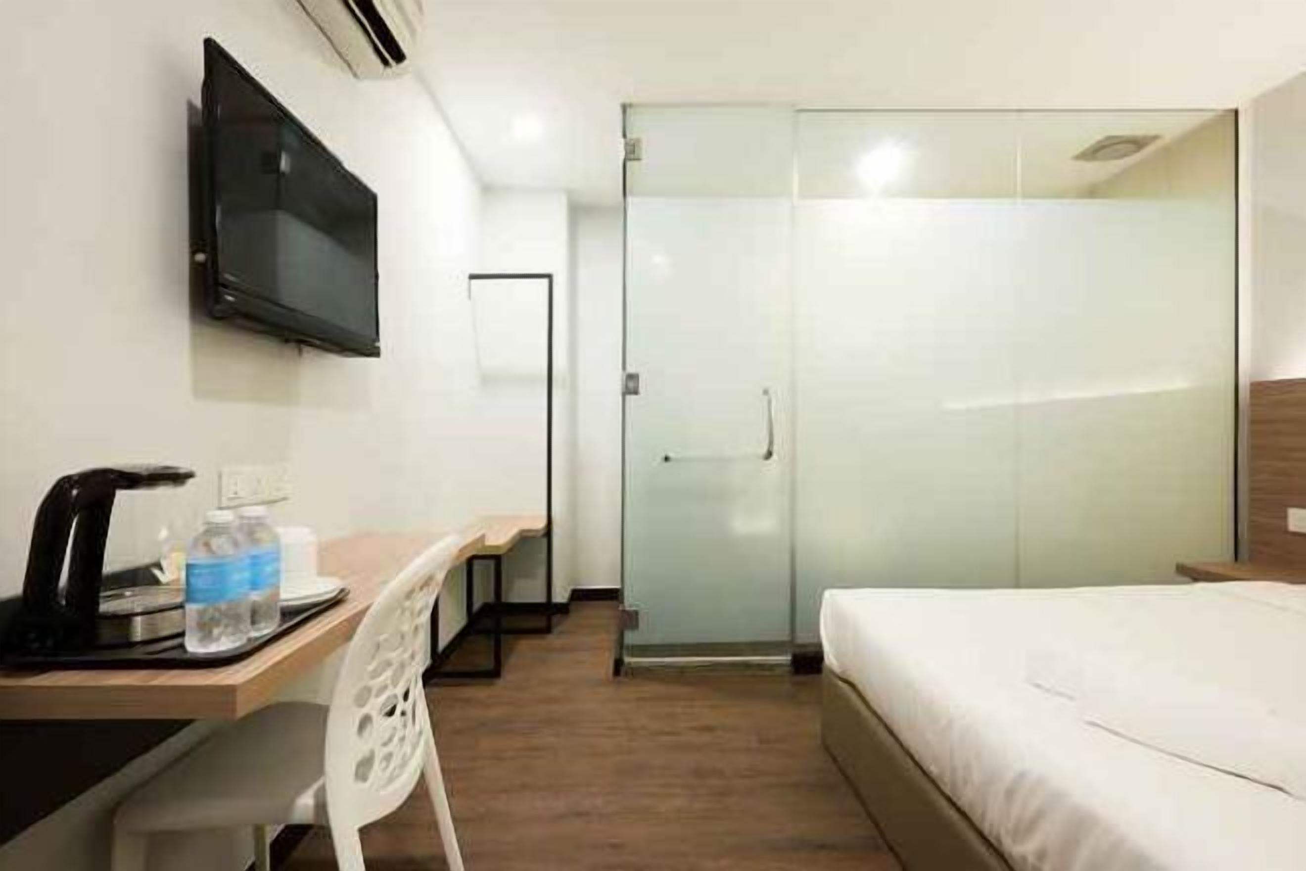 Desk, bed sheets, wheelchair access