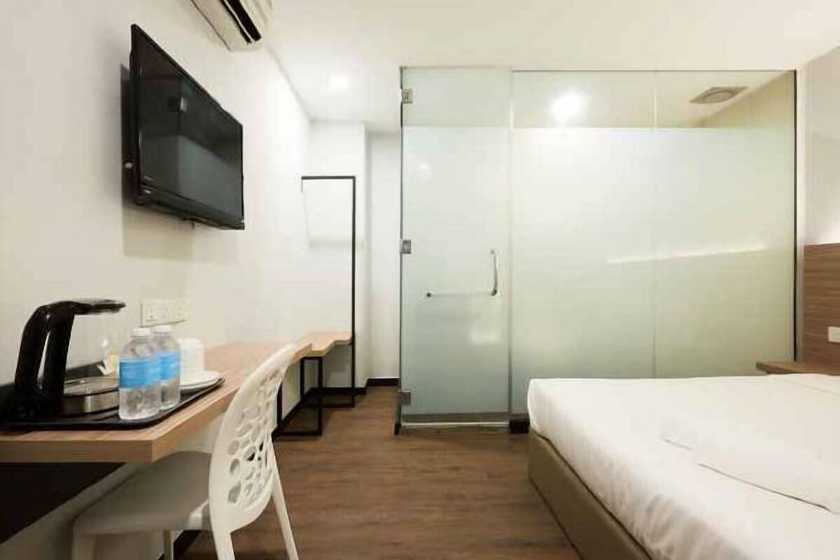 Desk, bed sheets, wheelchair access