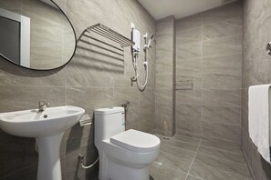 Quarto casal luxo | Banheiro | Chuveiro, chuveiro com efeito de chuva, secador de cabelo 
