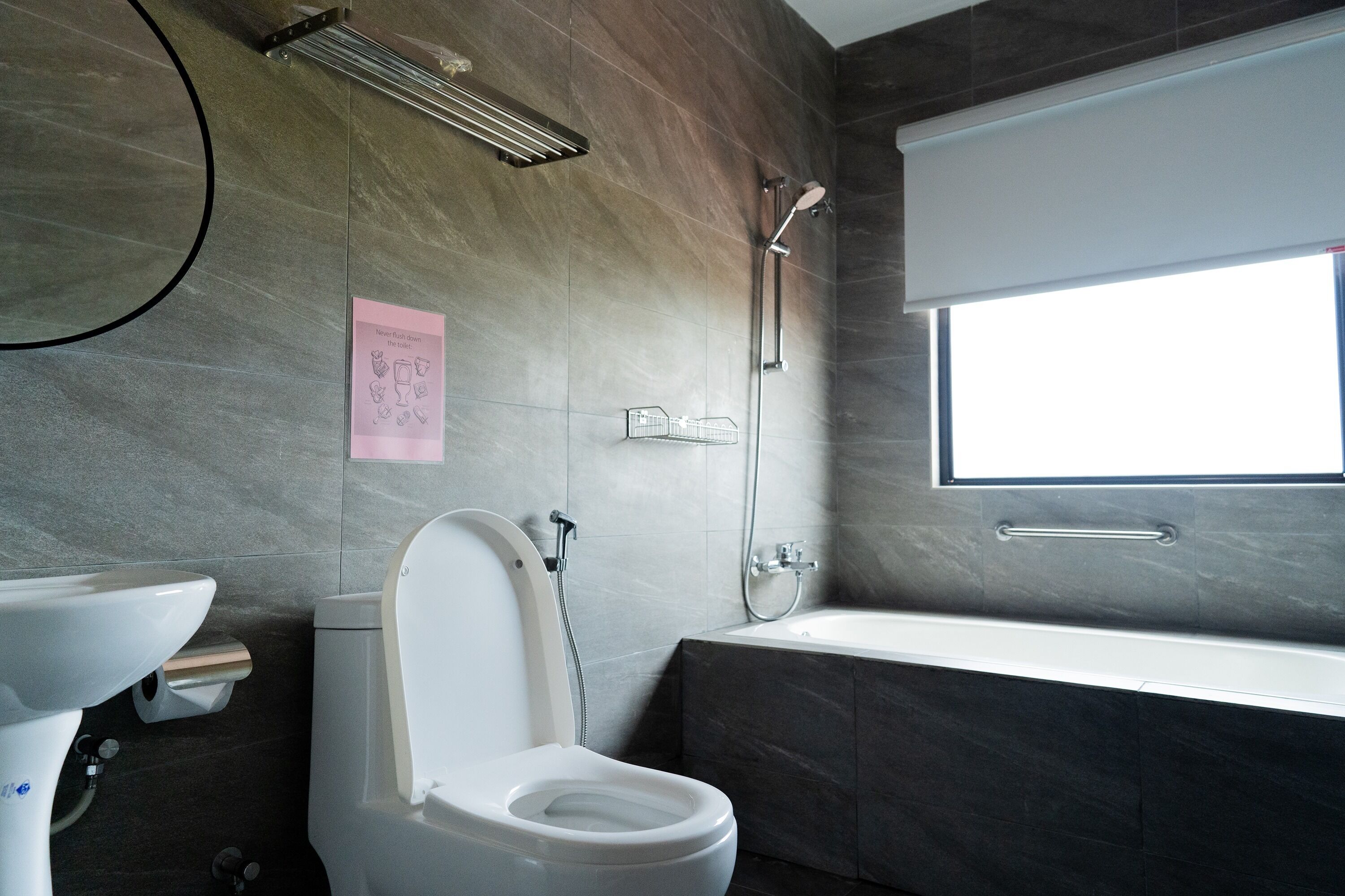 Un baño moderno con inodoro, bidé y bañera.