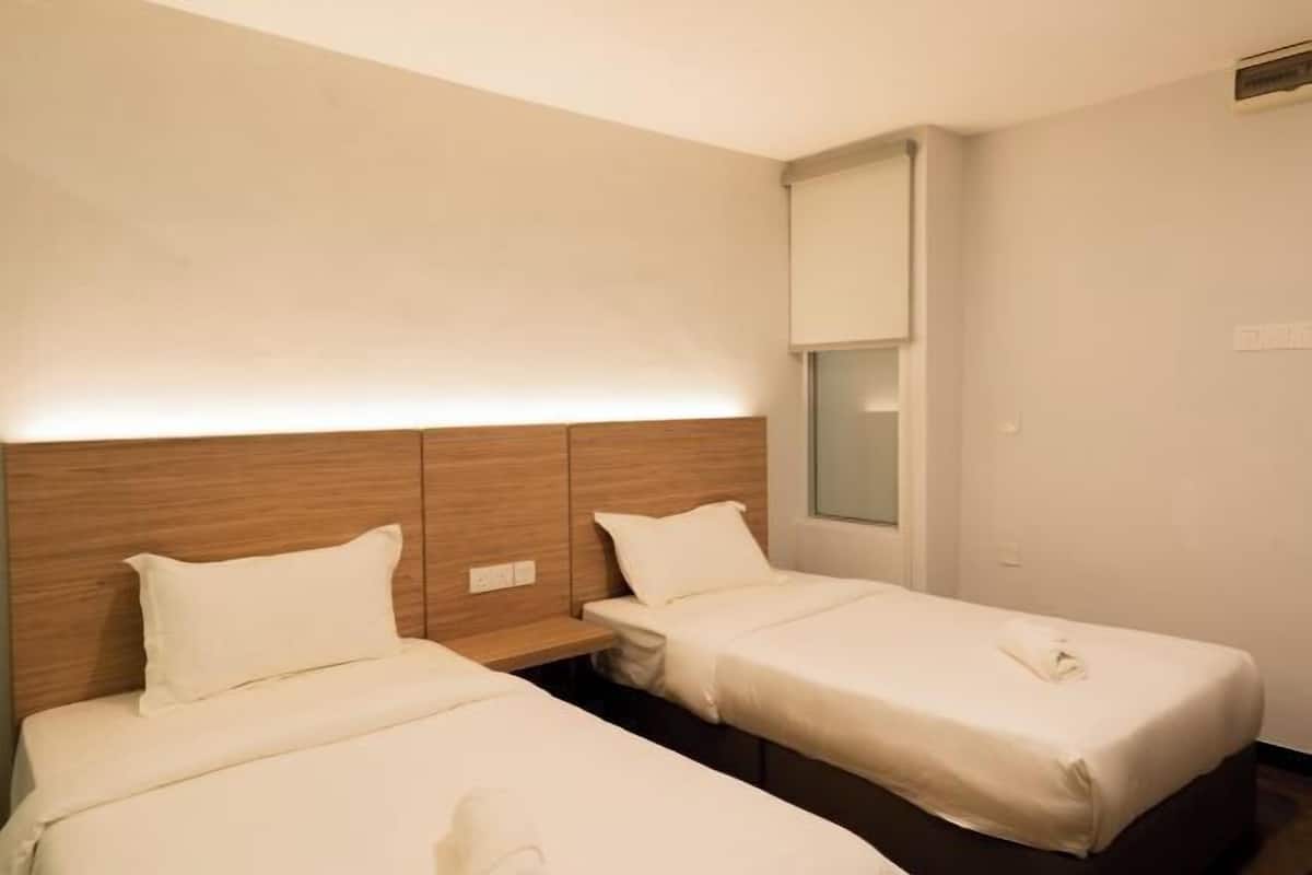 1 bedroom, desk, bed sheets, wheelchair access