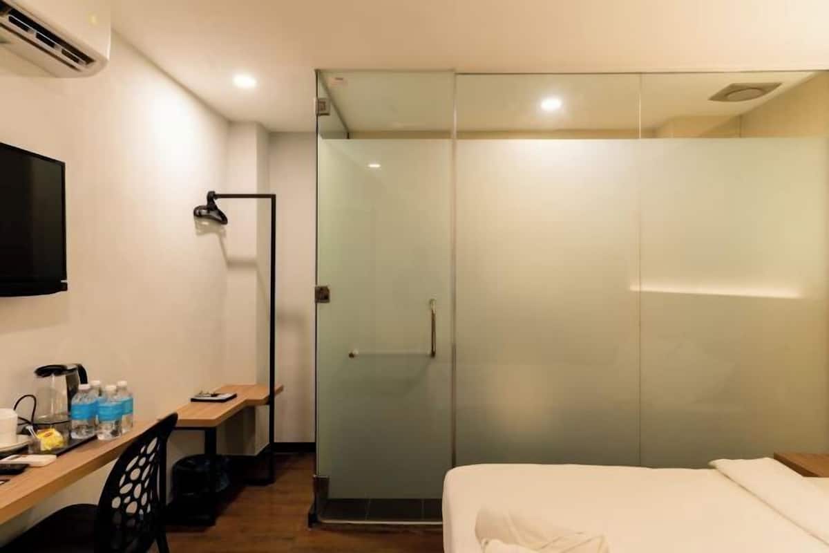 1 bedroom, desk, bed sheets, wheelchair access