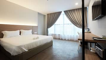 Deluxe Double Room | 1 bedroom, desk, bed sheets, wheelchair access