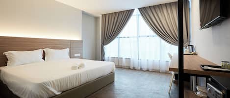 Deluxe Double Room | 1 bedroom, desk, bed sheets, wheelchair access