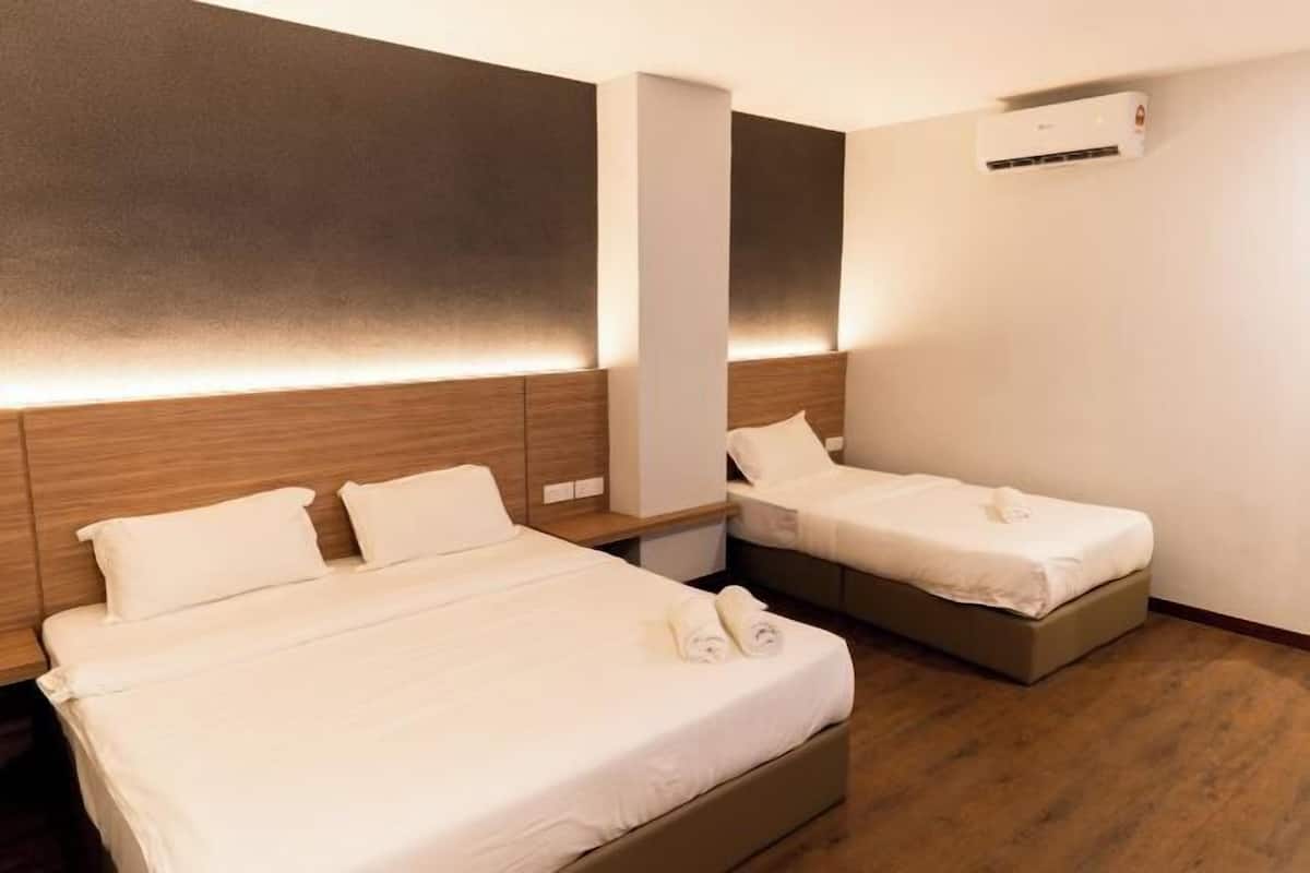 1 bedroom, desk, bed sheets, wheelchair access
