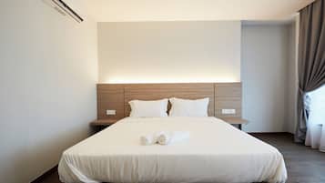 Desk, bed sheets, wheelchair access