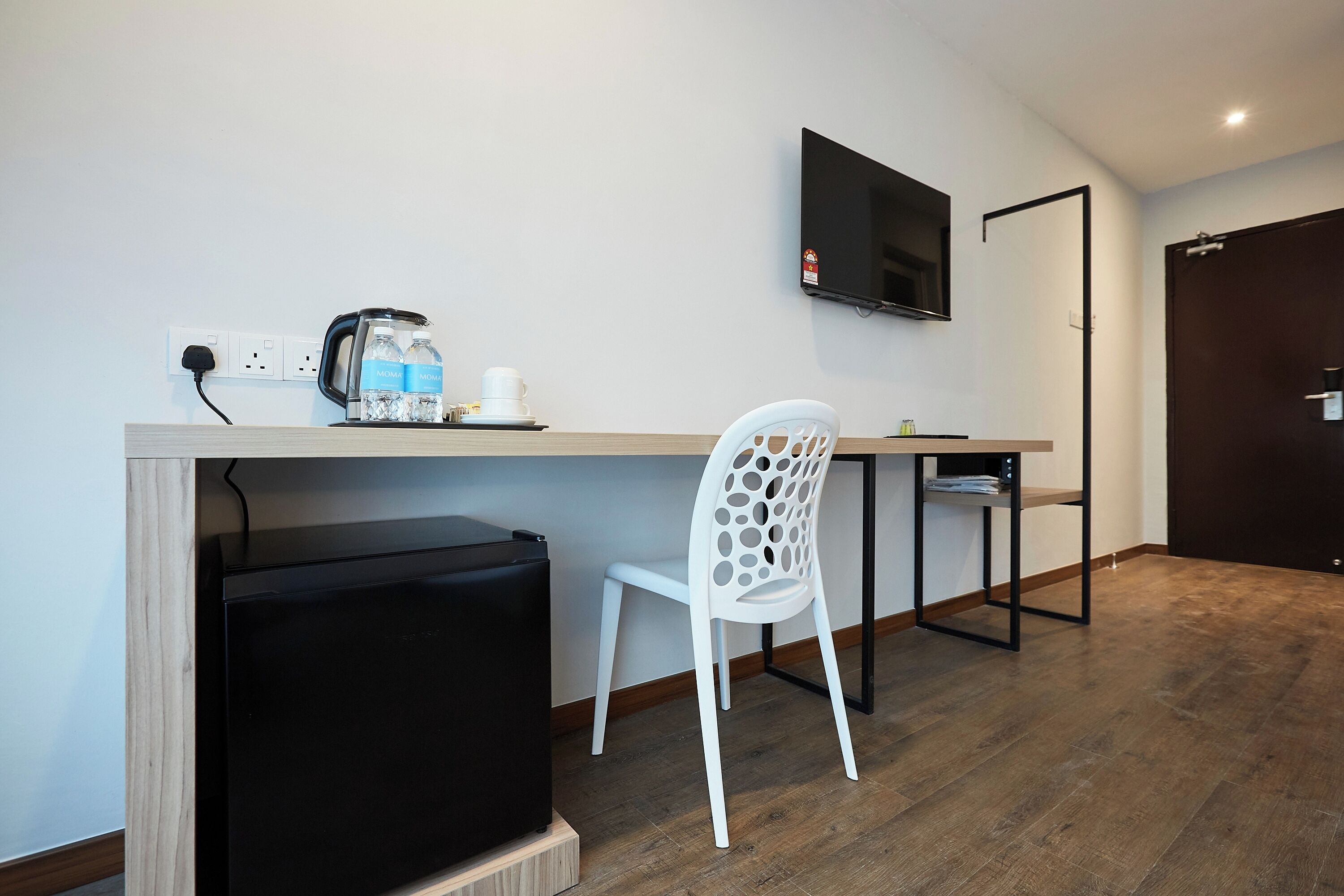 Desk, bed sheets, wheelchair access