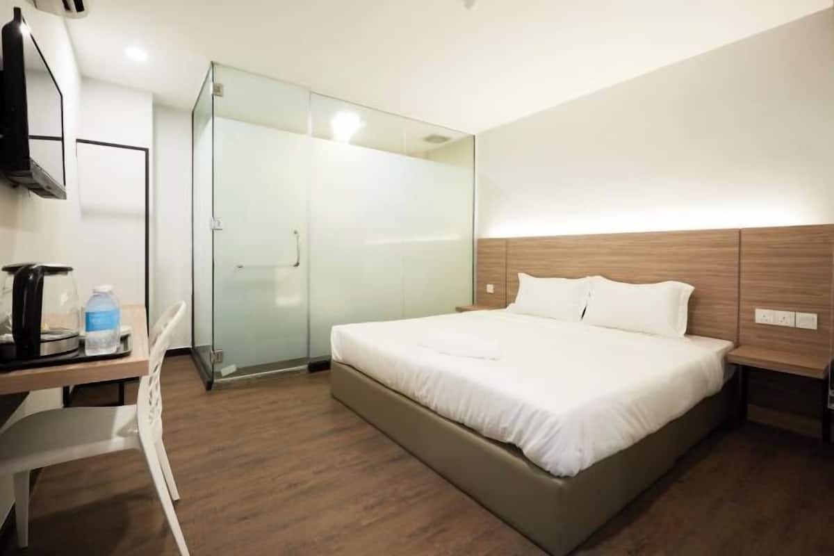 1 bedroom, desk, bed sheets, wheelchair access