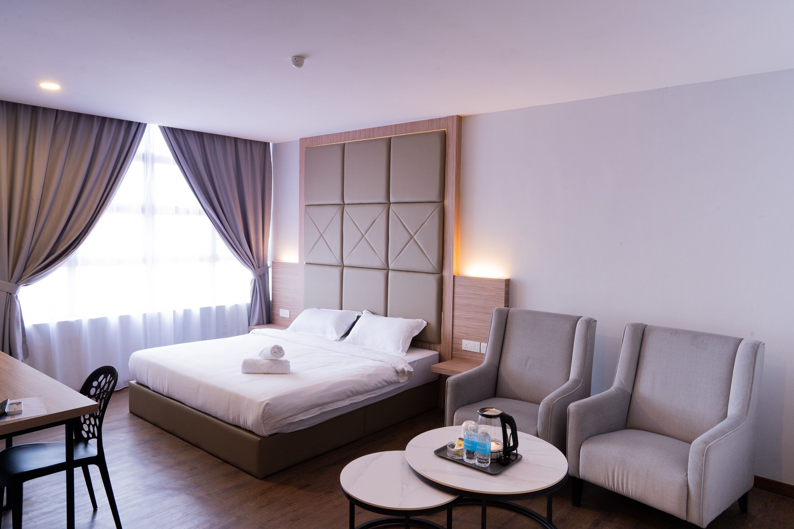 Desk, bed sheets, wheelchair access