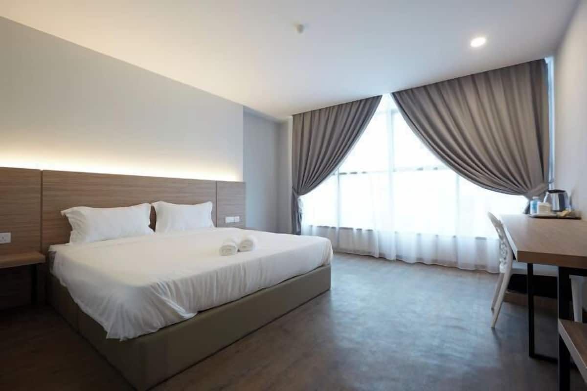 1 bedroom, desk, bed sheets, wheelchair access
