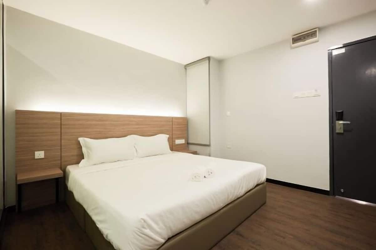 1 bedroom, desk, bed sheets, wheelchair access