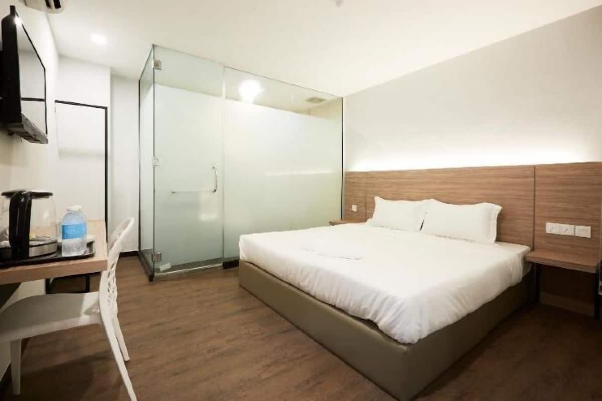 1 bedroom, desk, bed sheets, wheelchair access
