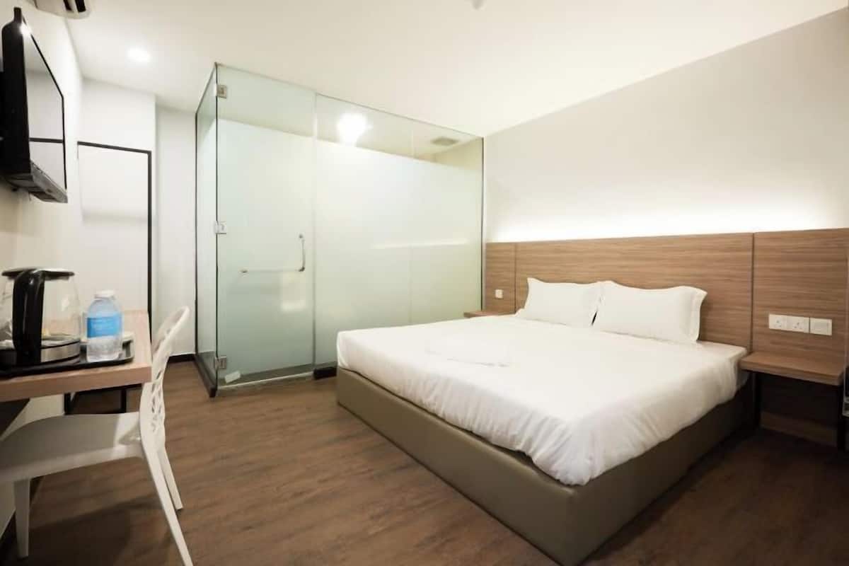 1 bedroom, desk, bed sheets, wheelchair access