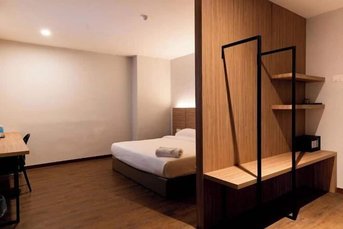 1 bedroom, desk, bed sheets, wheelchair access