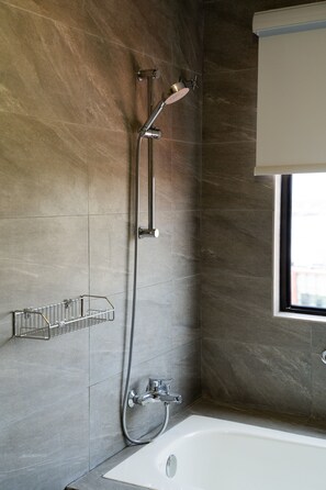 Suite | Badezimmer | Dusche, Regendusche, Haartrockner, Handtücher