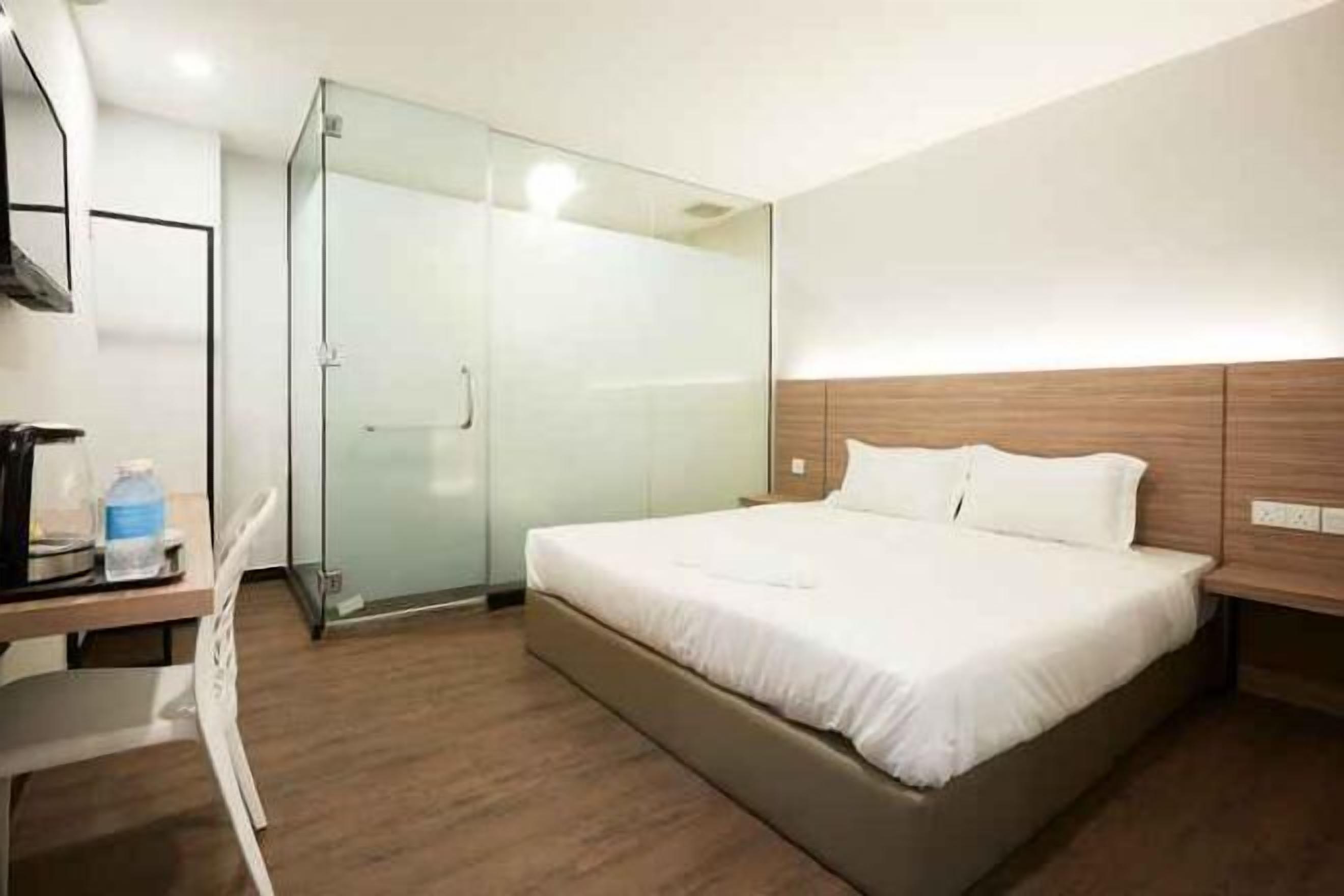 Bureau, draps fournis, accès pour personnes à mobilité réduite