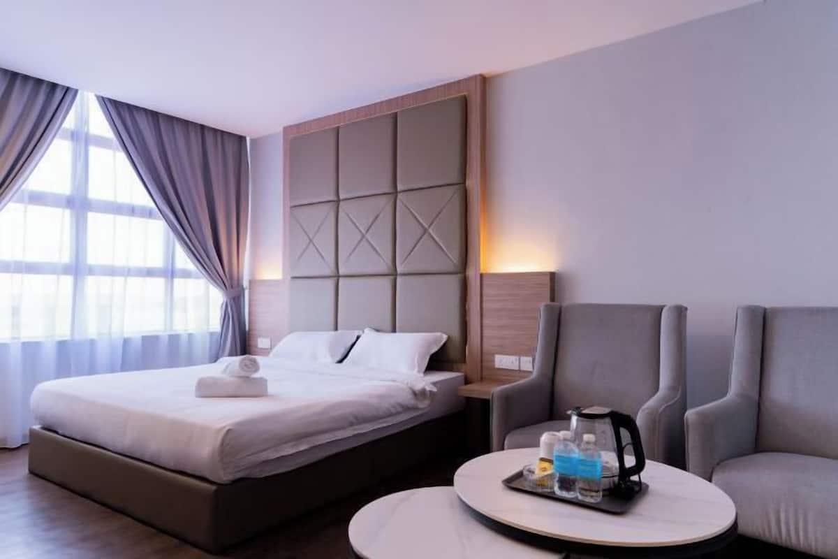 1 bedroom, desk, bed sheets, wheelchair access
