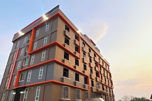 Exterior - Grand Sansook Omnoi (Krathum Baen)