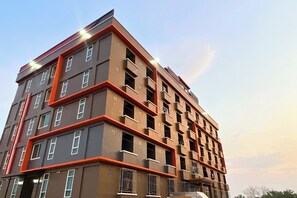 Edifici d'àmbit urbà amb disseny arquitectònic modern, amb balcons i una successió de finestres.