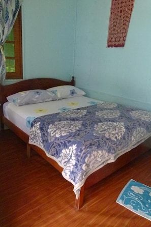 Standard Double Room | Desk, bed sheets - Cheers Chalet (Tioman Island)