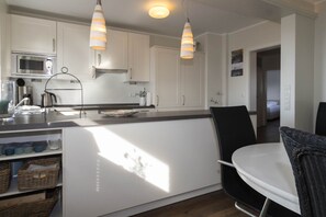 Fridge, microwave, oven, stovetop - Spacious apartment with an appealing ambience and wonderful views. (Hörnum auf Sylt)