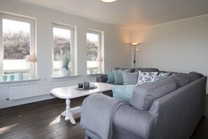 TV, stereo - Spacious apartment with an appealing ambience and a wonderful view. (Hörnum auf Sylt)