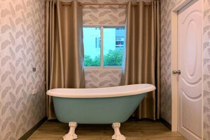 Deluxe Double Room | Bathroom | Shower, rainfall showerhead, hair dryer, towels