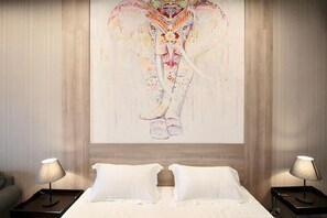 Minibar, desk, free wired internet, bed sheets - R 17 Living Hotel (Bangkok)