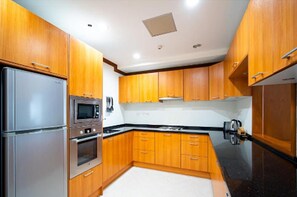 Appartement Deluxe, 3 chambres, vue mer | Cuisine privée | Réfrigérateur, micro-ondes, bouilloire électrique