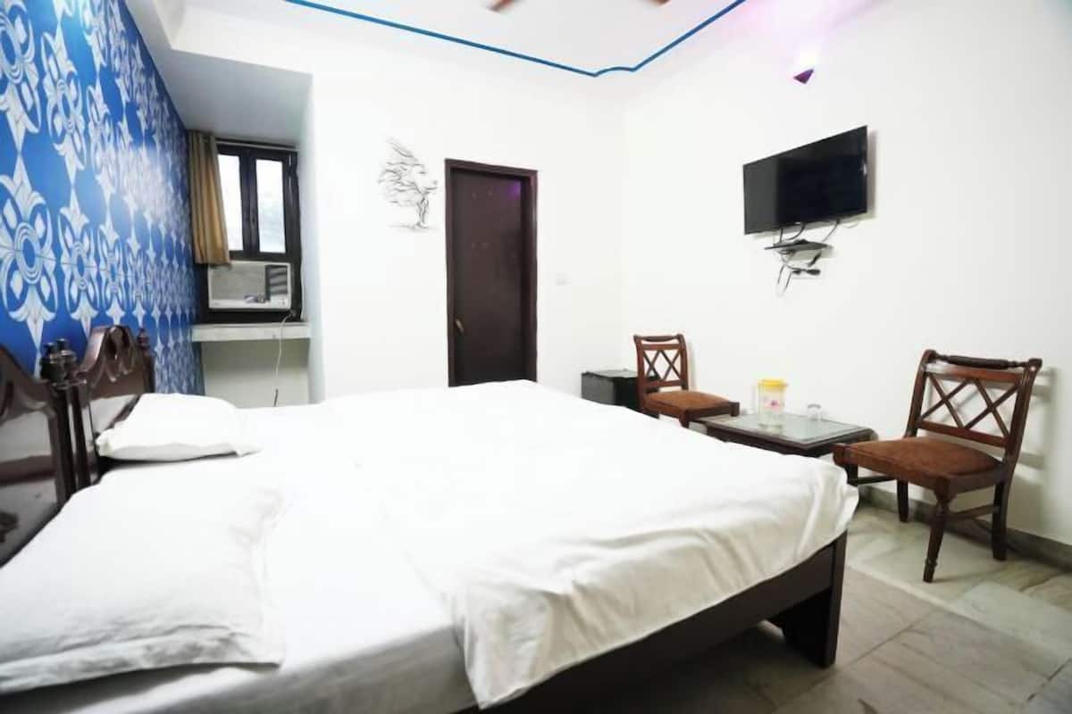 In-room safe, desk, rollaway beds (surcharge), WiFi (free)