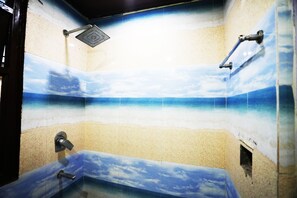Deluxe Suite | Bathroom | Shower, rainfall showerhead, free toiletries, towels - Hotel Le Sancy (New Delhi)