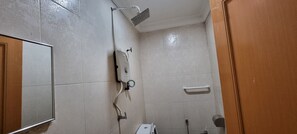 Tomannsrom – deluxe | Bad | Dusj, toalettartikler (inkludert) og håndklær