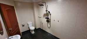 Rom – deluxe, 1 kingsize-seng | Bad | Dusj, toalettartikler (inkludert) og håndklær