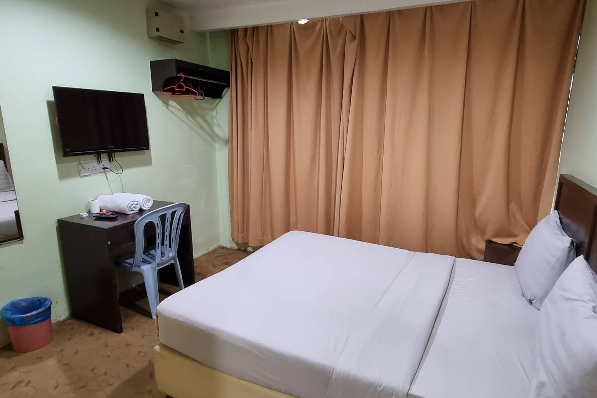 Deluxe Room, 1 Queen Bed | Desk, iron/ironing board, WiFi (free), bed sheets
