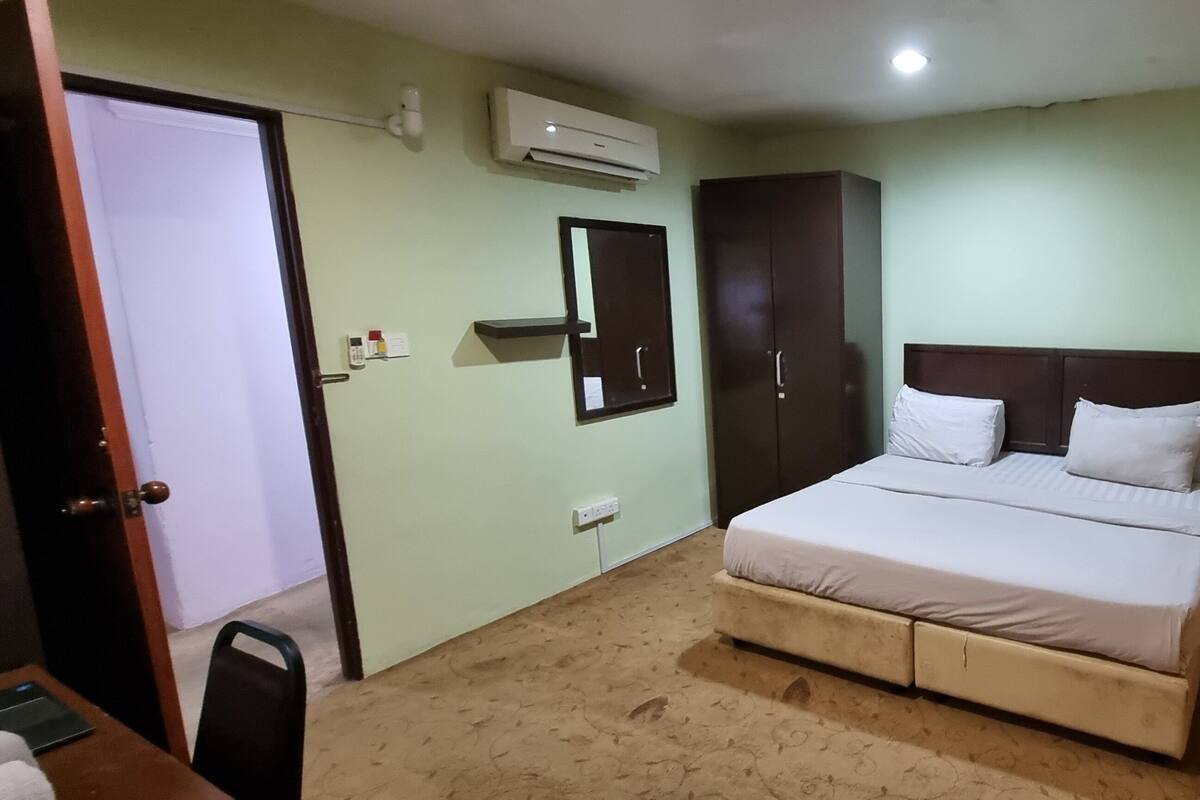 Deluxe Room, 1 King Bed | Desk, iron/ironing board, WiFi (free), bed sheets