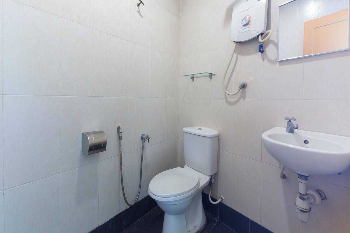 A bathroom with a toilet, bidet, and sink.