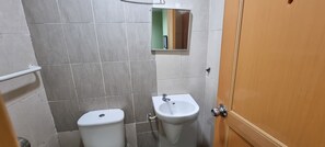 Standaard Twin kamer | Badkamer | Een douche, gratis toiletartikelen, handdoeken