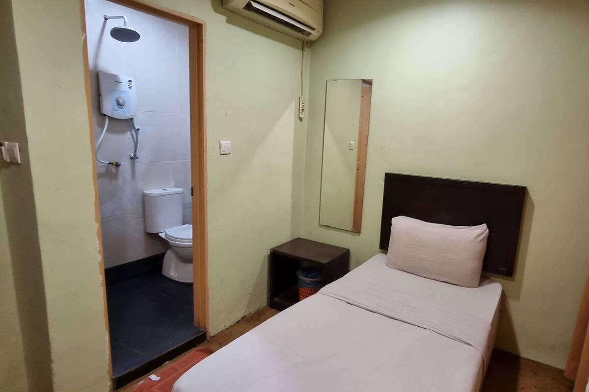 Deluxe Single Room | Desk, iron/ironing board, WiFi (free), bed sheets