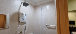 Chambre Simple Deluxe | Salle de bain | Douche, articles de toilette gratuits, serviettes fournies