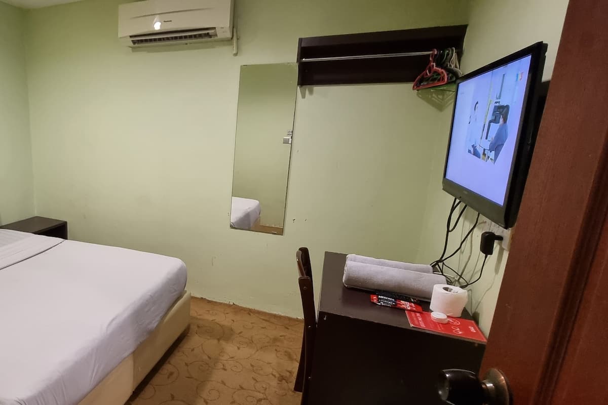 Standard Room, 1 Queen Bed | Desk, iron/ironing board, WiFi (free), bed sheets