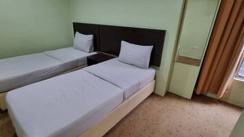 Standard Twin Room | Meja, seterika/papan seterika, Wi-fi percuma, cadar katil